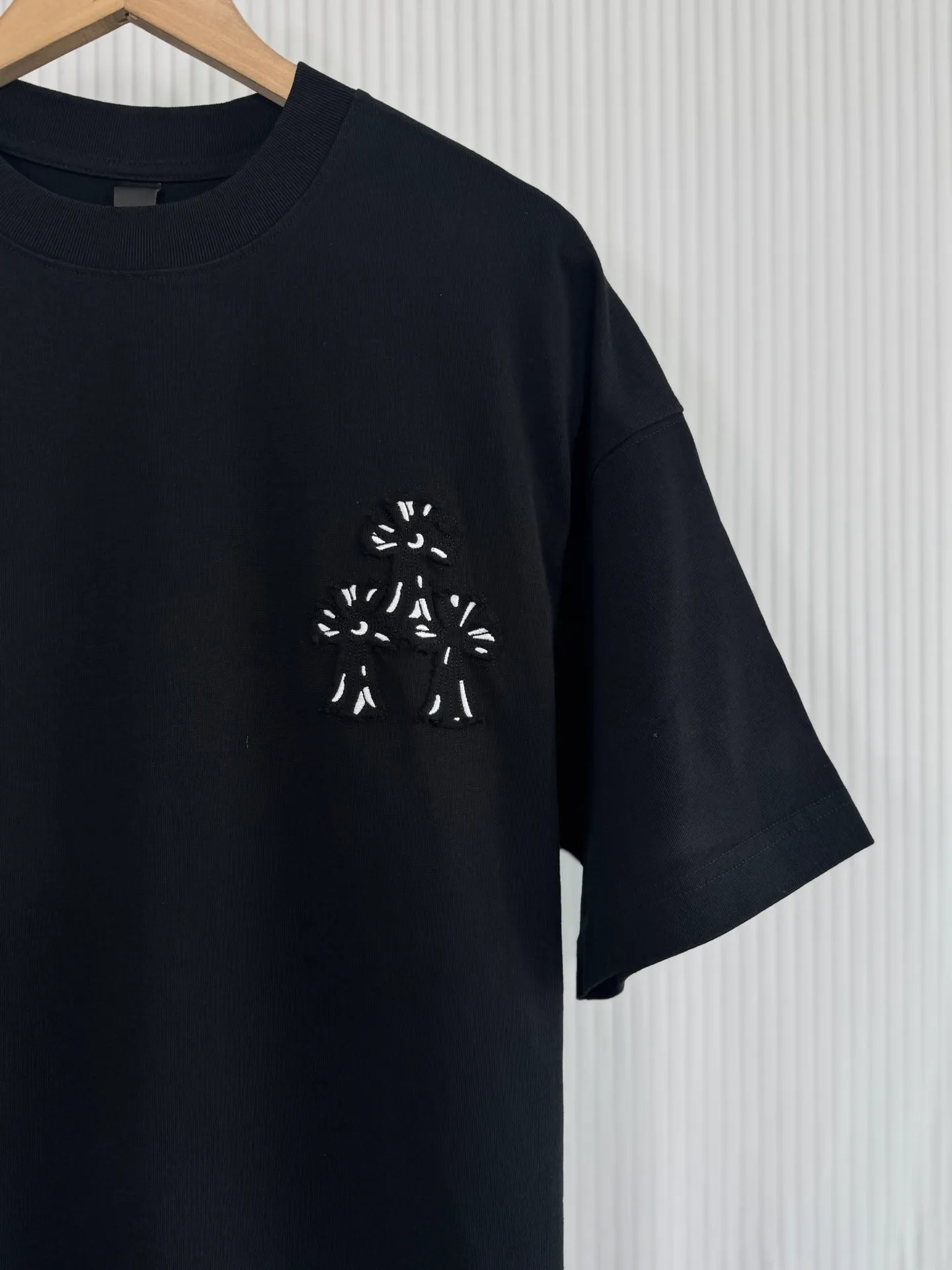 P200 ch high version Chrome Hearts 2025 spring and summer new cross patch washed short-sleeved T-shirt, fabric: 26 double yarns, 320 grams weight, cross patch embroidery, heavy washing Printing process: patch embroidery Color: black white Size: S M L XL Style number: 5132